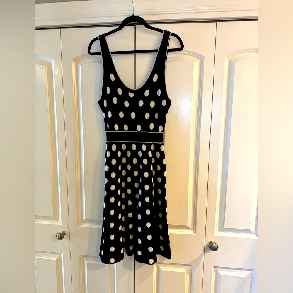 EUC.Blk/white dot knit tank dress. size L. Silver piping around neck and arms